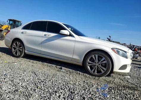 2015 Mercedes-Benz C 300 4Matic z USA, uszkodzony, nr VIN 55SWF4KB6FU020356